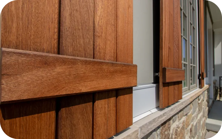 Articulating mahogany<br />
shutters